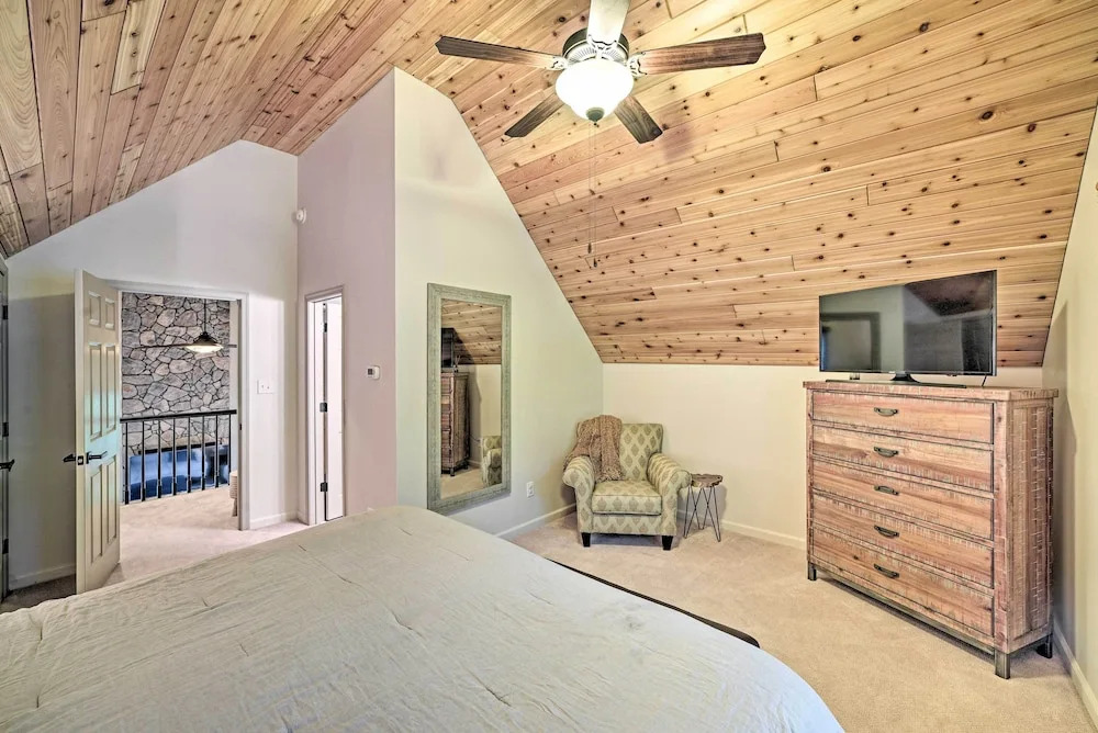 1 Mi to Slopes and Dining Spacious Ski Getaway — hotel in Roseland