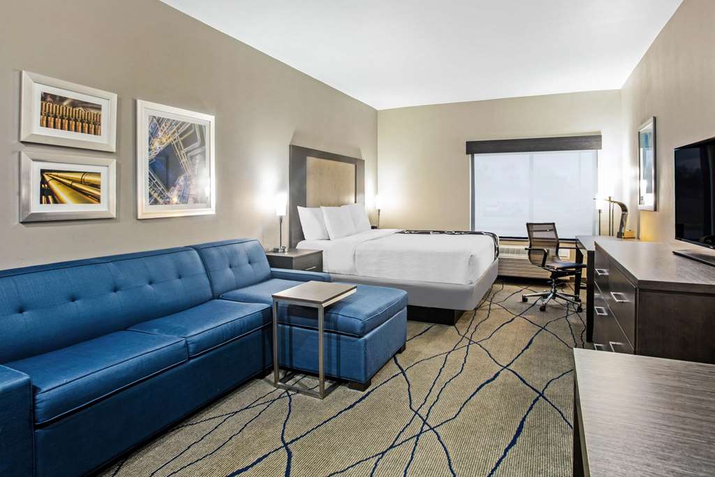 La Quinta Inn & Suites by Wyndham Ponca City - photo 23