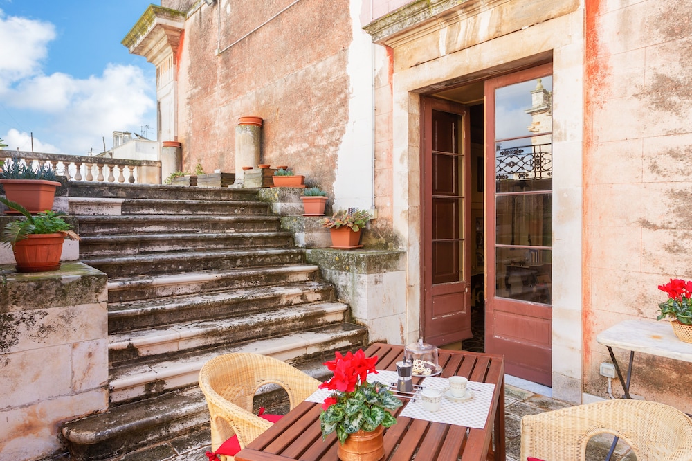 GuestHost La terrazza sulla Chiesa di San Francesco d'Assisi — 4-Star Luxury Hotel in Castellana, Italy