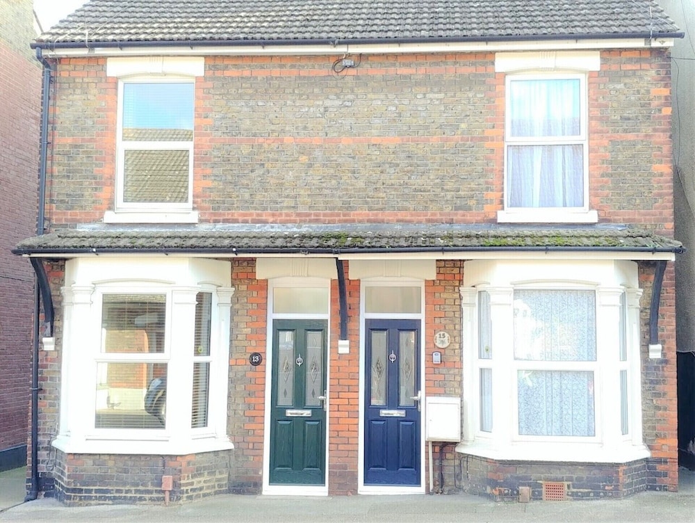 3 bed House With Superfast Wi fi DW Lettings 15vr — 4-Star Luxury Hotel in Sittingbourne, United Kingdom