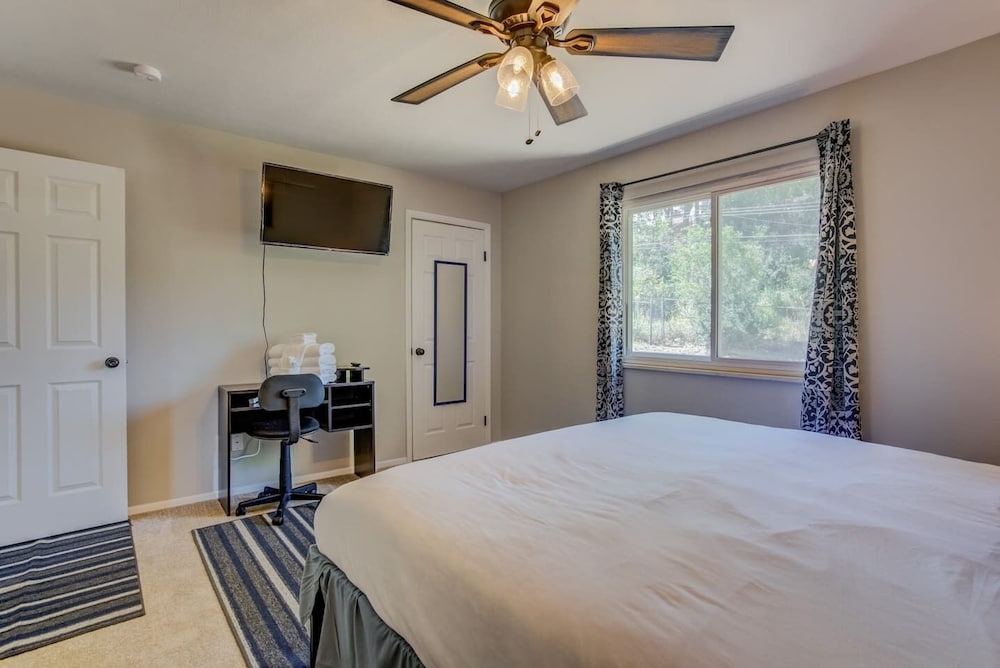 4BR Dog friendly Minutes to Garden of the Gods - photo 2