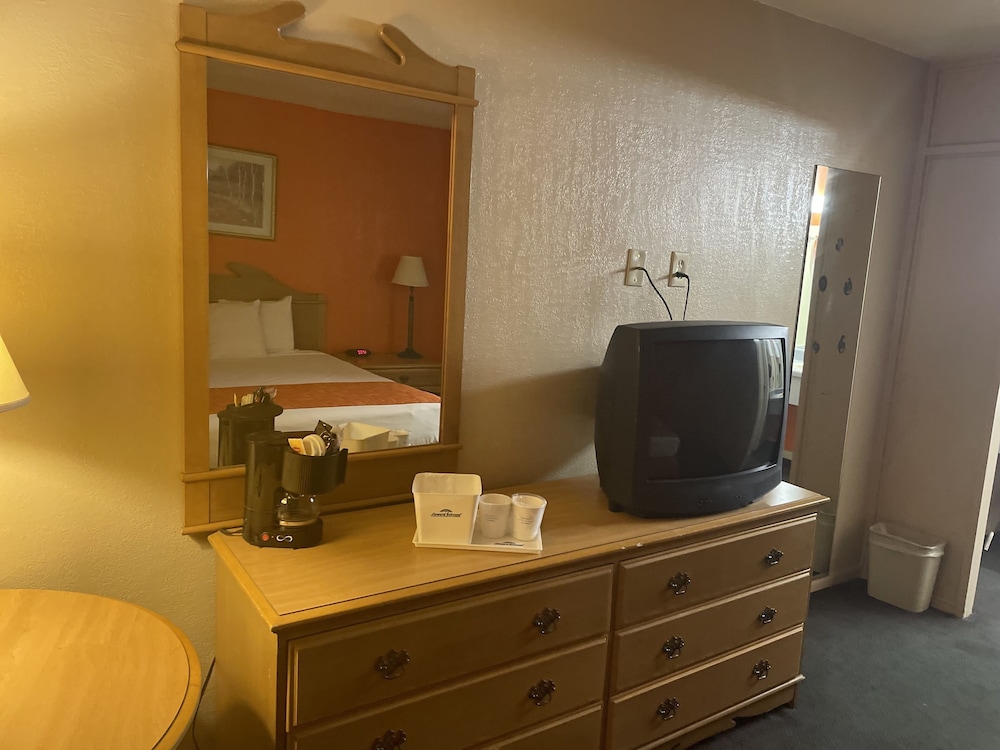 Howard Johnson By Wyndham Bakersfield - photo 2