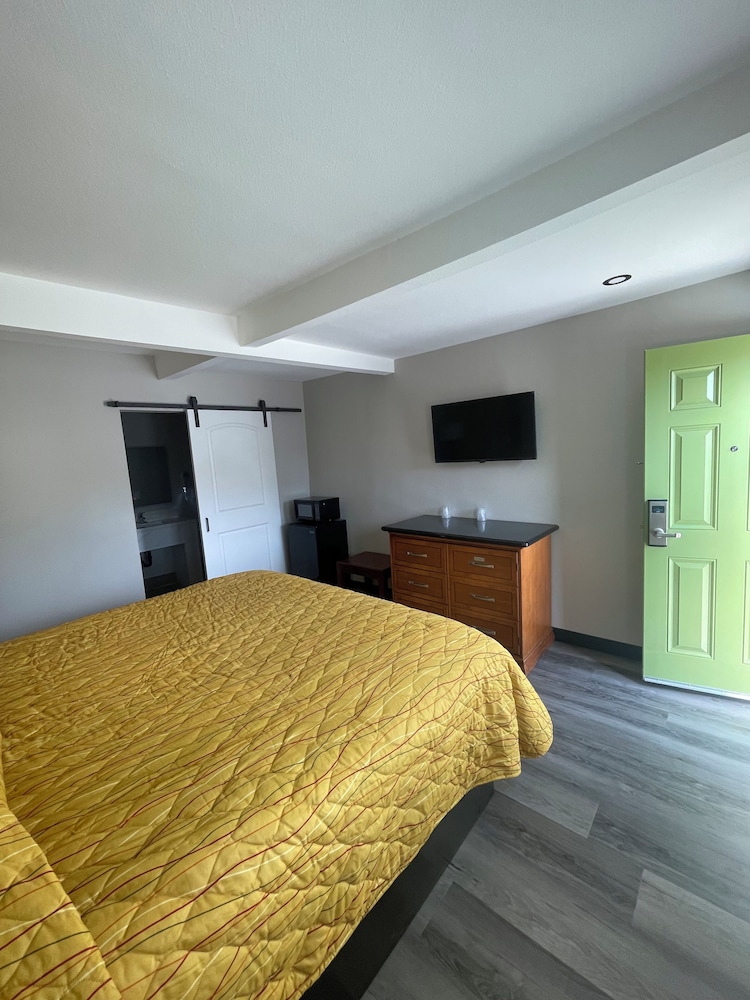 Stadium Inn & Spas - photo 15