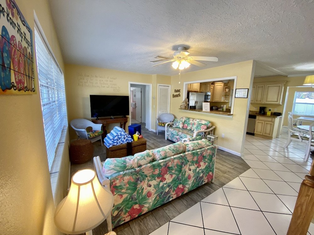 Large Pet Friendly Home just steps from White Sandy Beach — 4-Star Luxury Hotel in Holmes Beach, United States