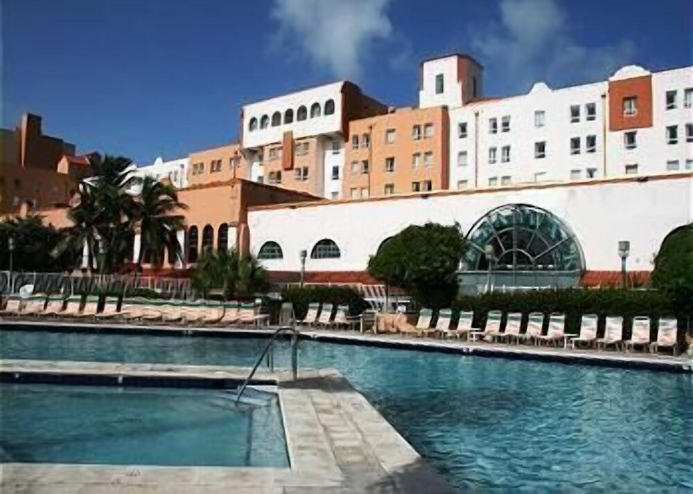 Hollywood Beach Resort one Bedroom Sleeps 6 - photo 10