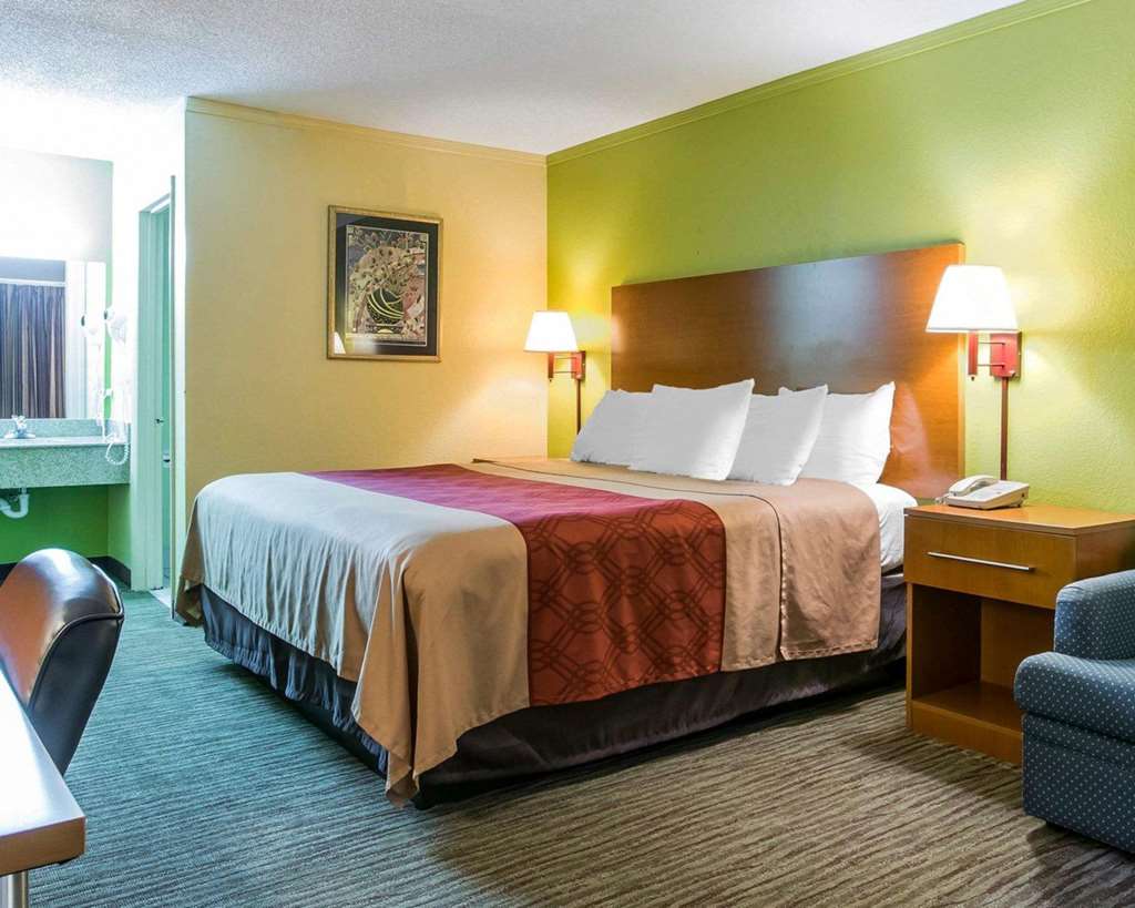 Econo Lodge Franklin South - photo 24
