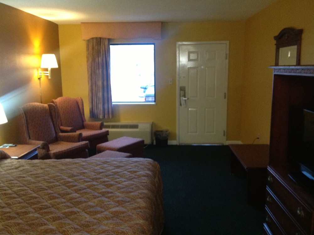 Colonial Inn & Suites Airport Graceland - photo 9