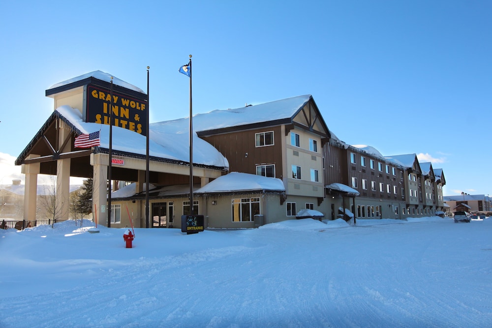 Gray Wolf Inn & Suites - photo 40