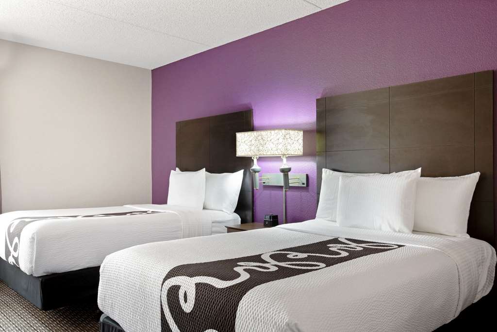 La Quinta Inn & Suites by Wyndham Miami Airport East - photo 39