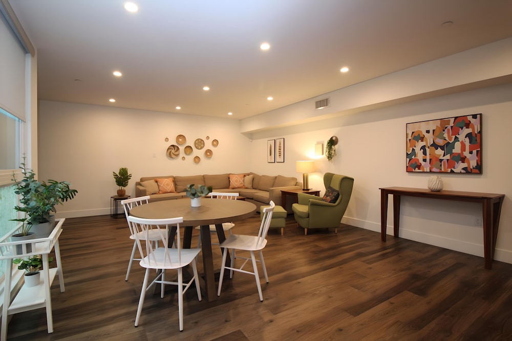 Los Angeles Premium City Suites Free Secured Parking - photo 14