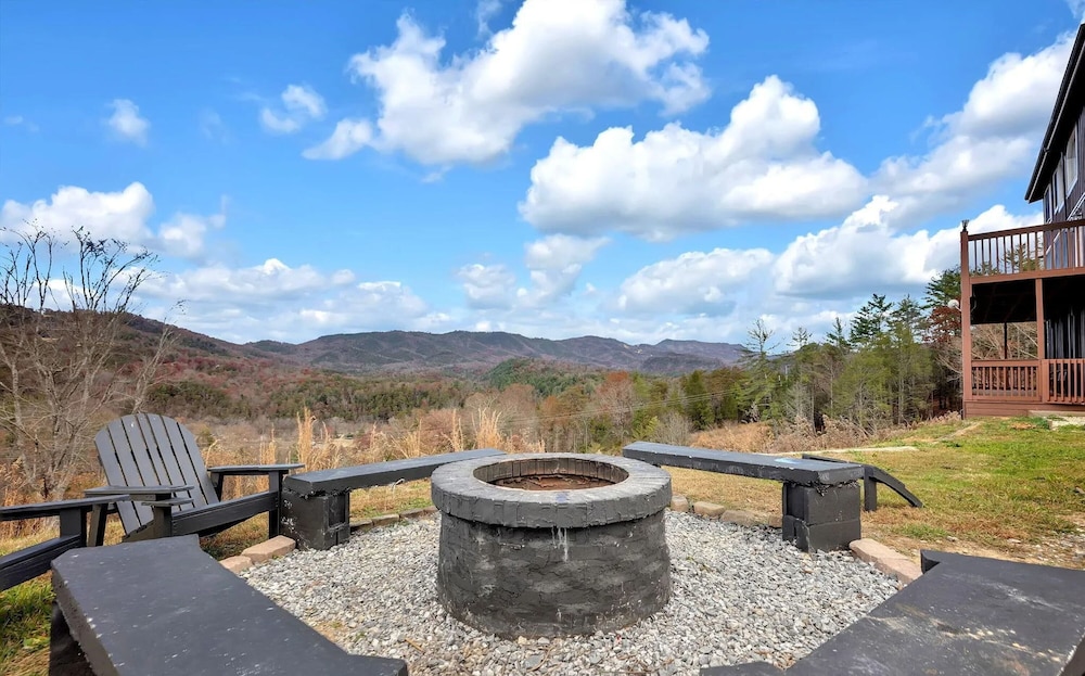 Stunning Cabin: 7 Acres 360 Views 20min To Park — 4-Star Luxury Hotel in Sevierville, United States