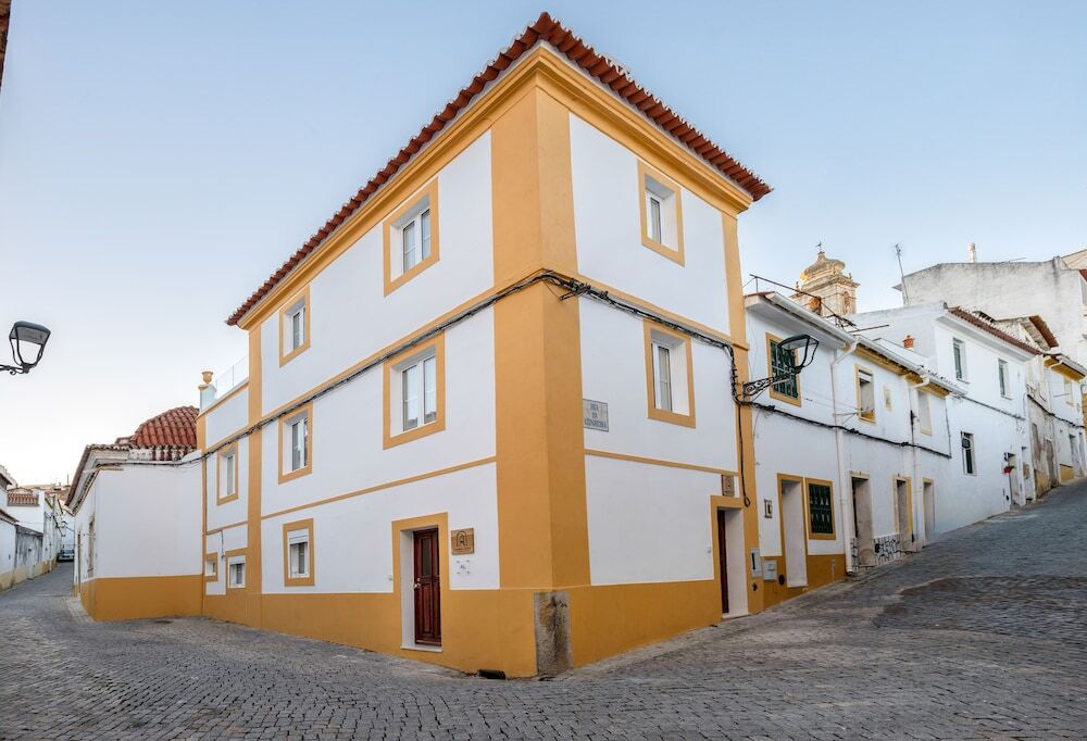 Azinheira Suites Townhouse Alojamento Turístico — 4-Star Luxury Hotel in Elvas, Portugal