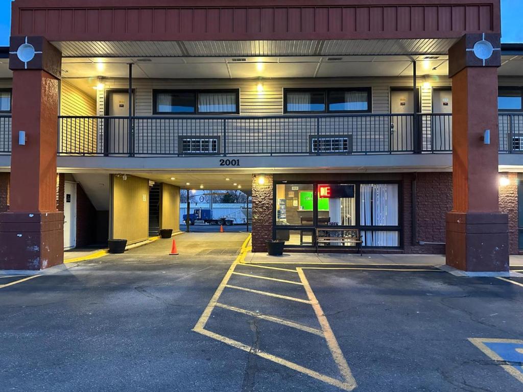 Sunset Inn & Suites Lincoln Airport — hotel near Lincoln Airport