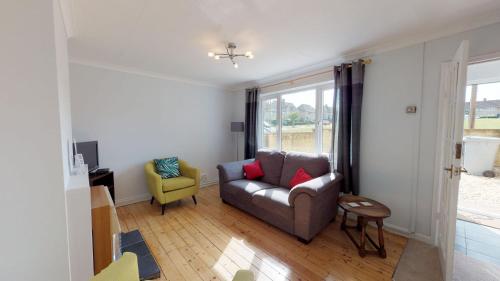 Taphouse Avenue — Crawley