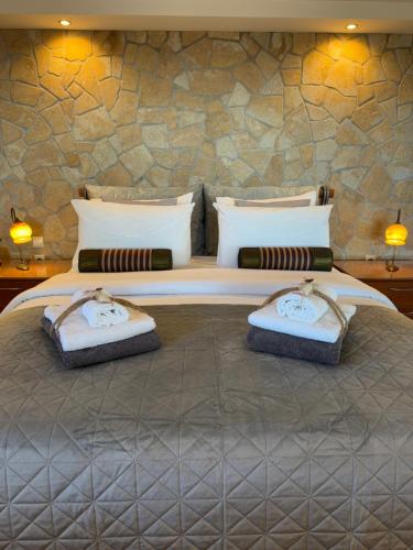 Inu # Wait 'N Sea Jacuzzi Luxury Stone House — 4-Star Luxury Hotel in Epanomi, Greece