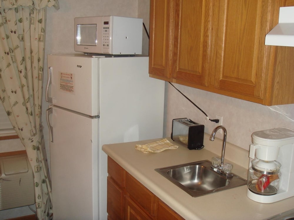 Townhouse Inn & Suites - photo 17