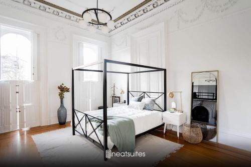 Walk to Stadiums & Downtown Jet Tub Historic Apt — 4-Star Luxury Hotel in Covington, United States