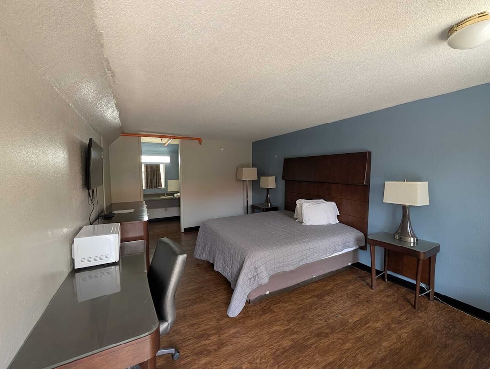Budgetel Inns & Suites - photo 9