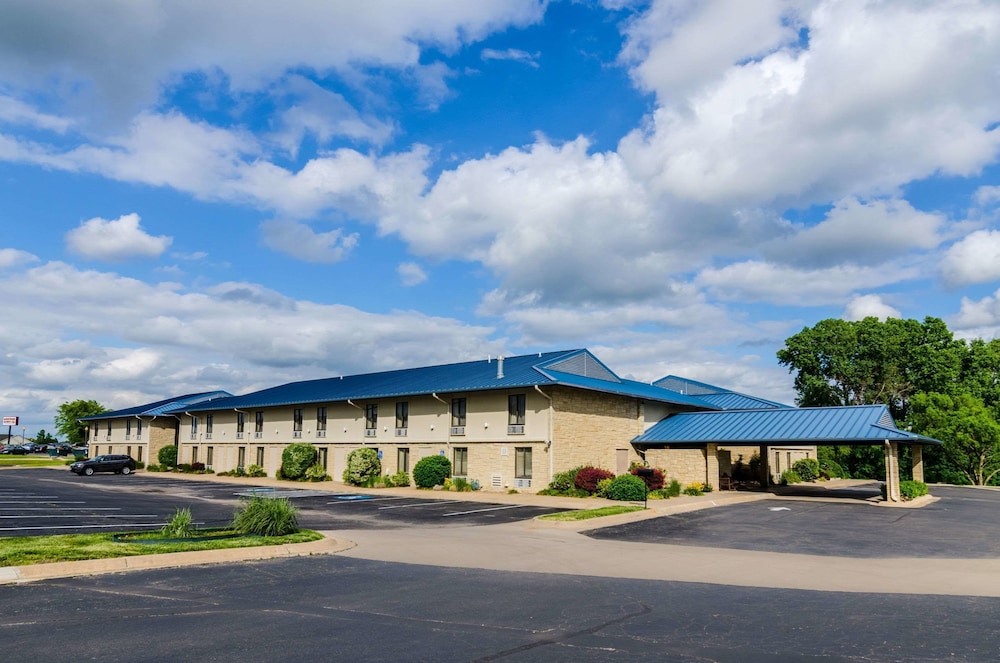 Quality Inn & Suites - carbon neutral hotel in Winfield