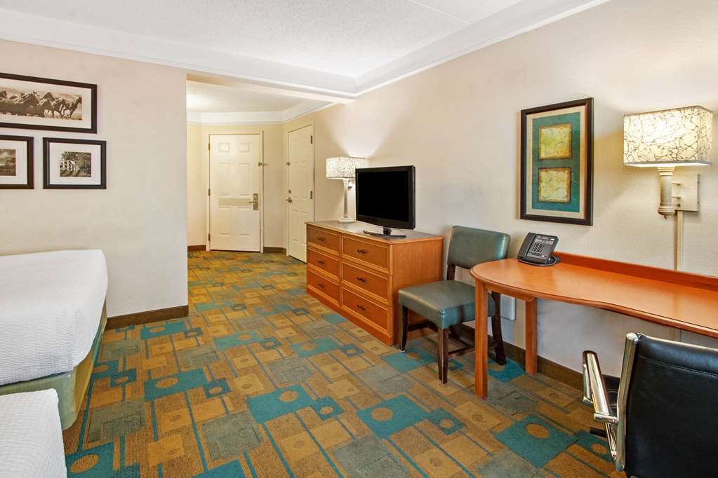 La Quinta Inn & Suites by Wyndham Albuquerque West - photo 15