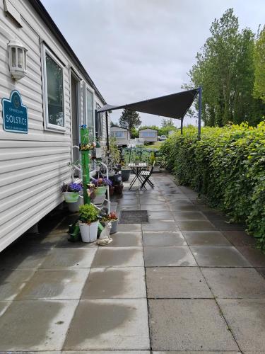 Dew Drop Inn - carbon neutral hotel in Unknown City