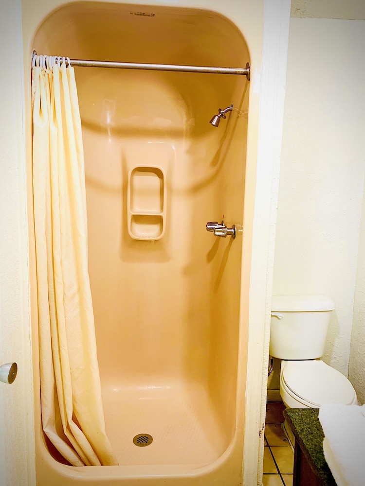 Embassy motel - photo 14