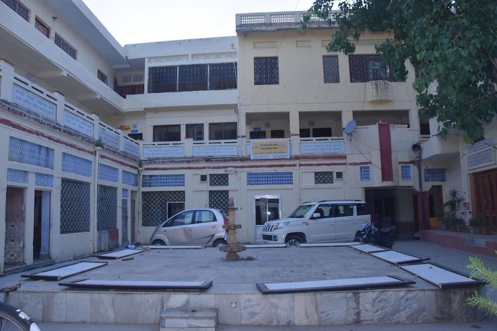 Bhajan Ashram Rishikesh - carbon neutral hotel in Rishikesh