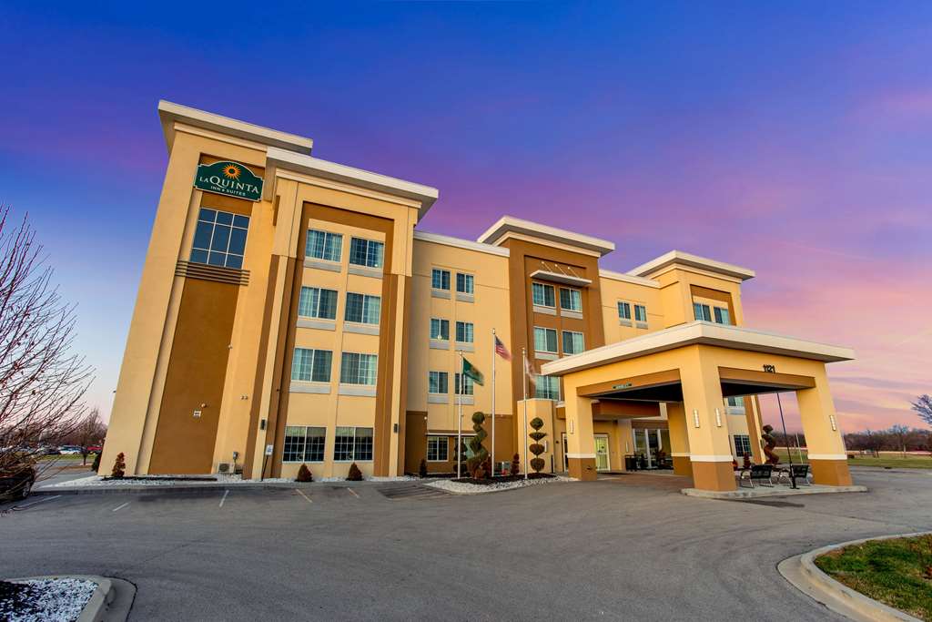 La Quinta Inn & Suites by Wyndham Springfield IL - photo 4