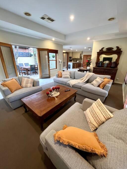 Grand retreat in town in Albury, Australia