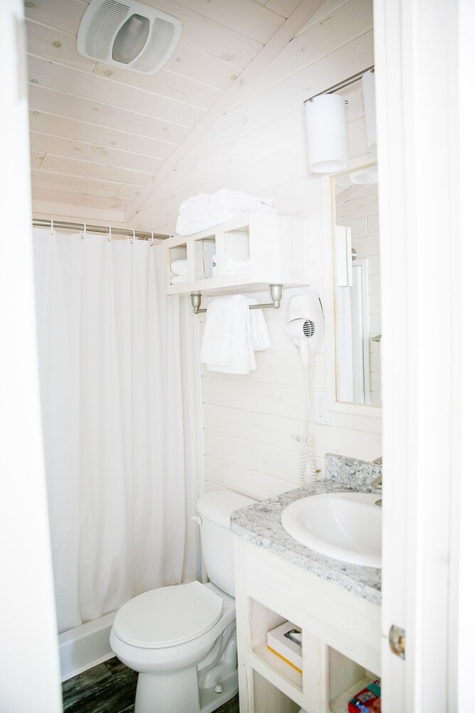 Waterfront Two Bedroom Cabin #15 on the Lake at Long Cove Resort by Redawning - photo 8