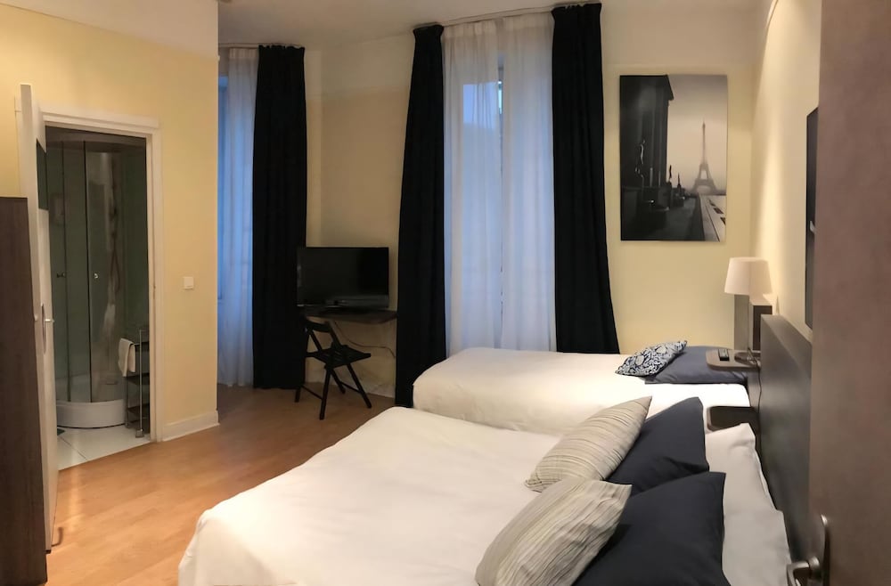 Hotel La Carpe D’or in Fontainebleau, France