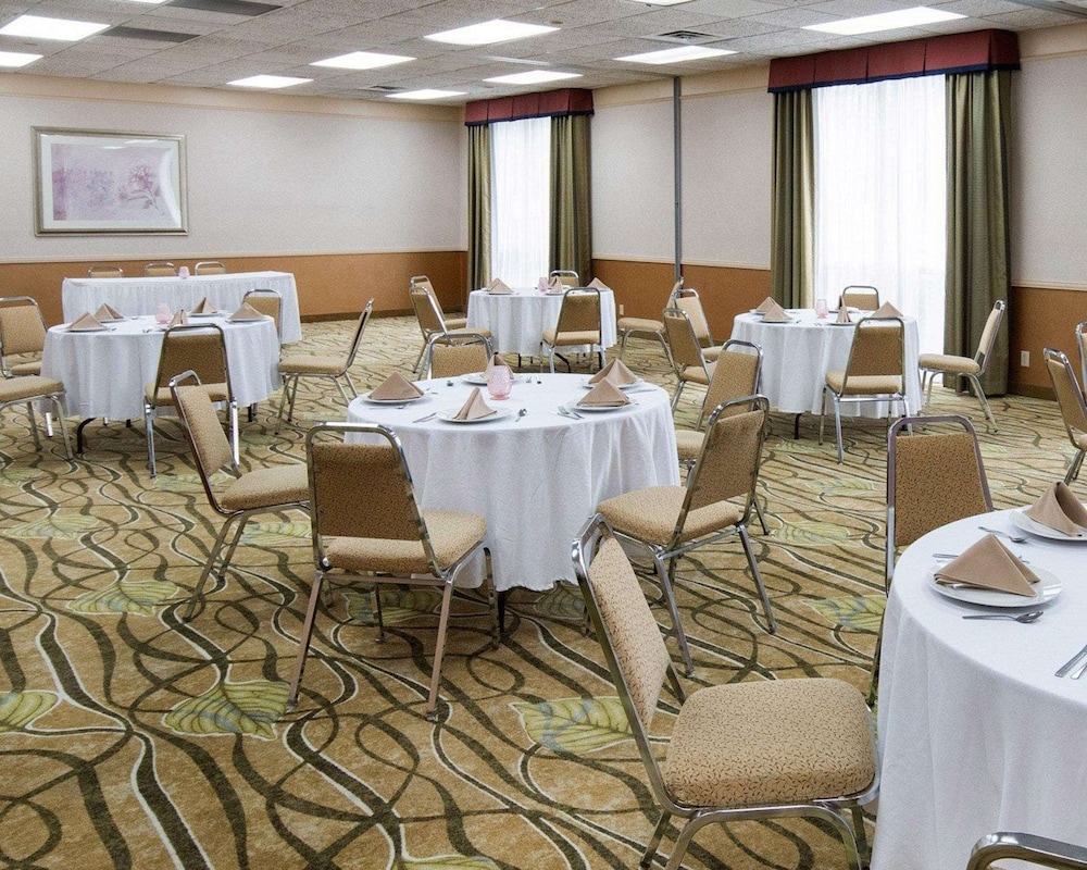Comfort Suites Parkersburg South - photo 52