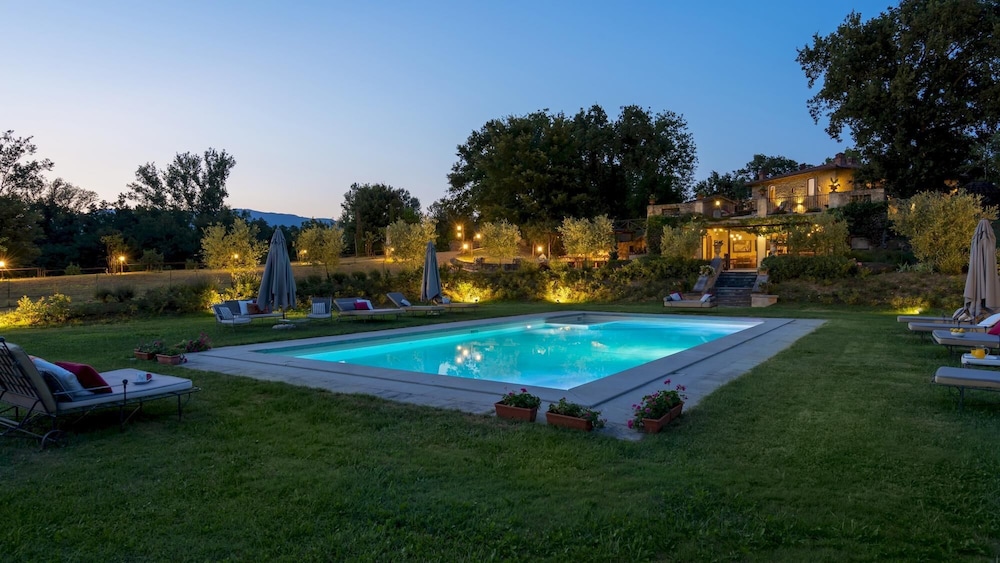 Villa Canto Alla Moraia 18 — 4-Star Luxury Hotel in Castiglion Fibocchi, Italy