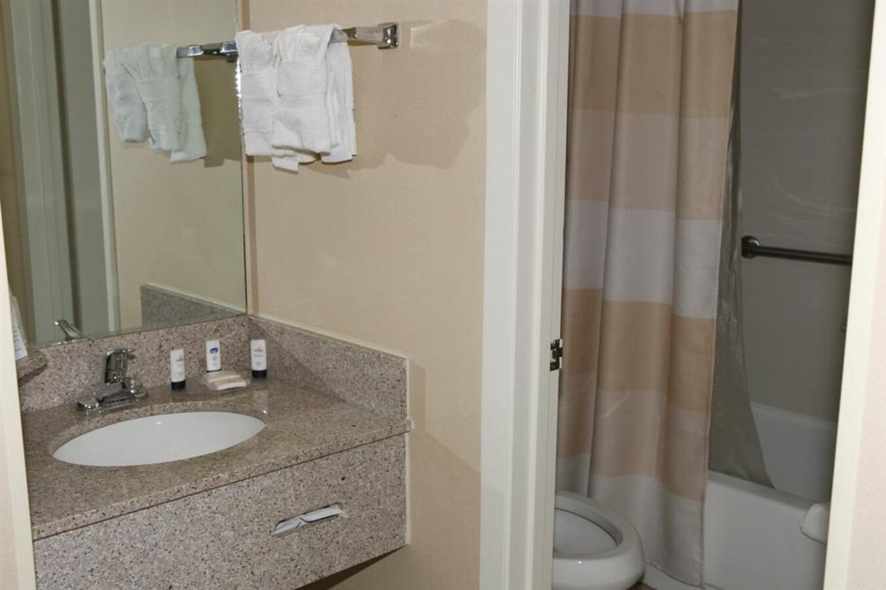 Baymont by Wyndham Kalamazoo East - photo 18