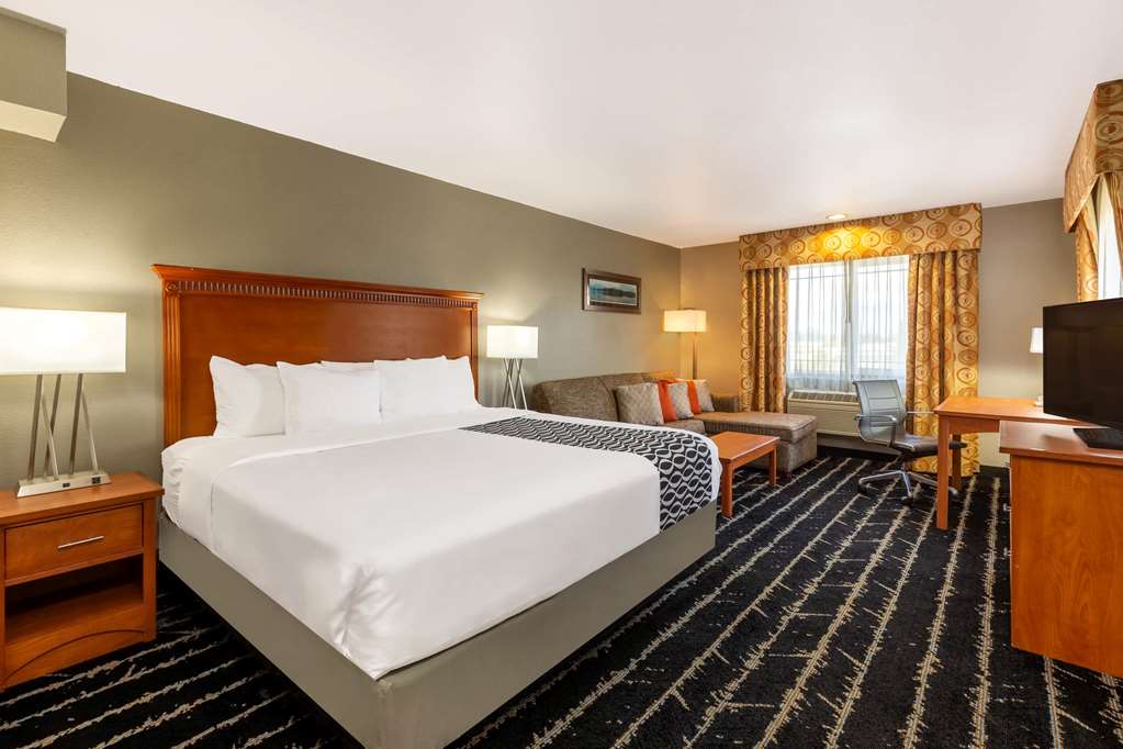 La Quinta Inn & Suites by Wyndham Vancouver - photo 11