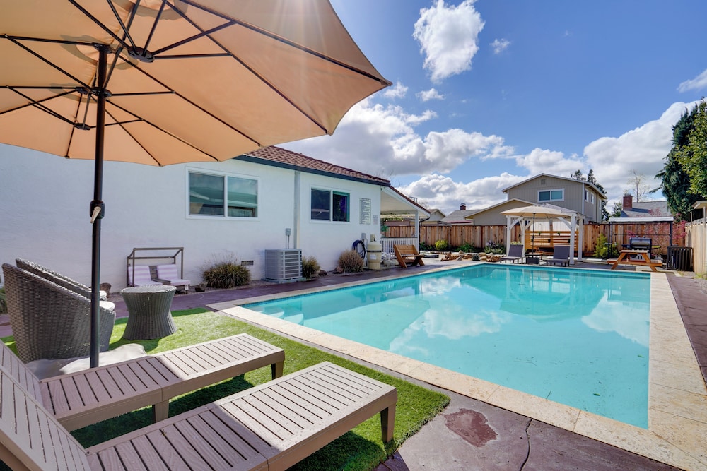 Sun Soaked Livermore Gem with Patio And Fire Pit — hotel in Livermore