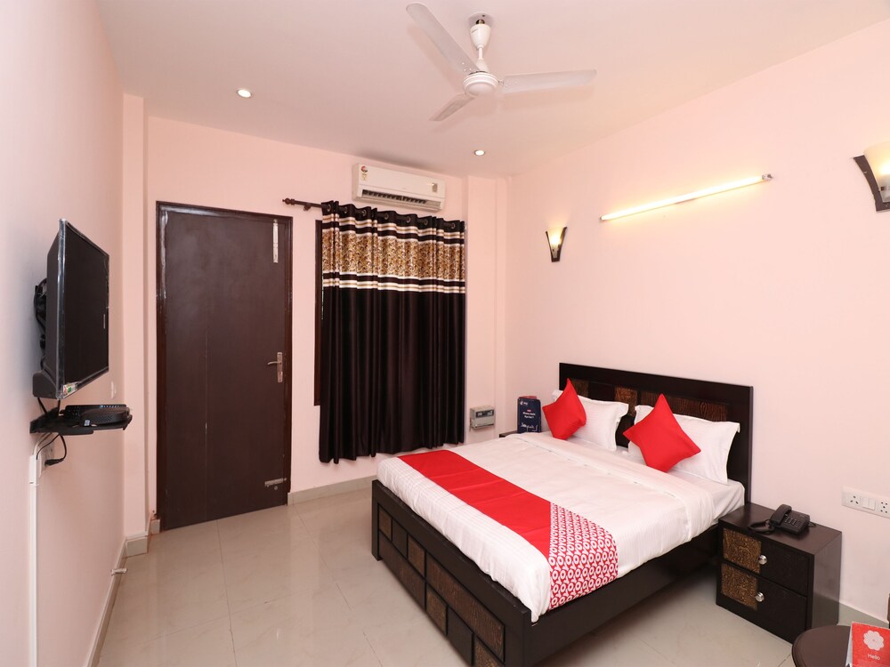 Oyo 22560 The Repose - last minute hotel in Gurgaon