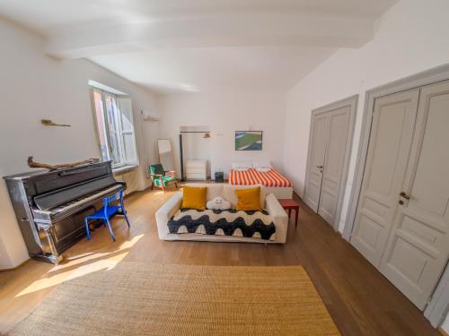 Pop Apartment in the Heart of Trastevere 4 Guests — 4-Star Luxury Hotel in Rome, Italy