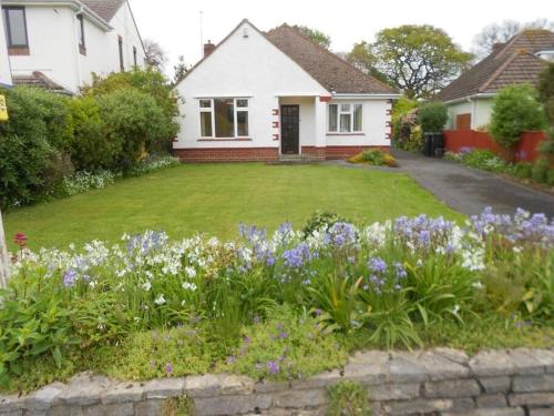 Avon Beach Retreat By Bournecoast A Lovely Bungalow By The Sea With A Garden And Parking Hb2087 — 4-Star Luxury Hotel in Bournemouth, United Kingdom