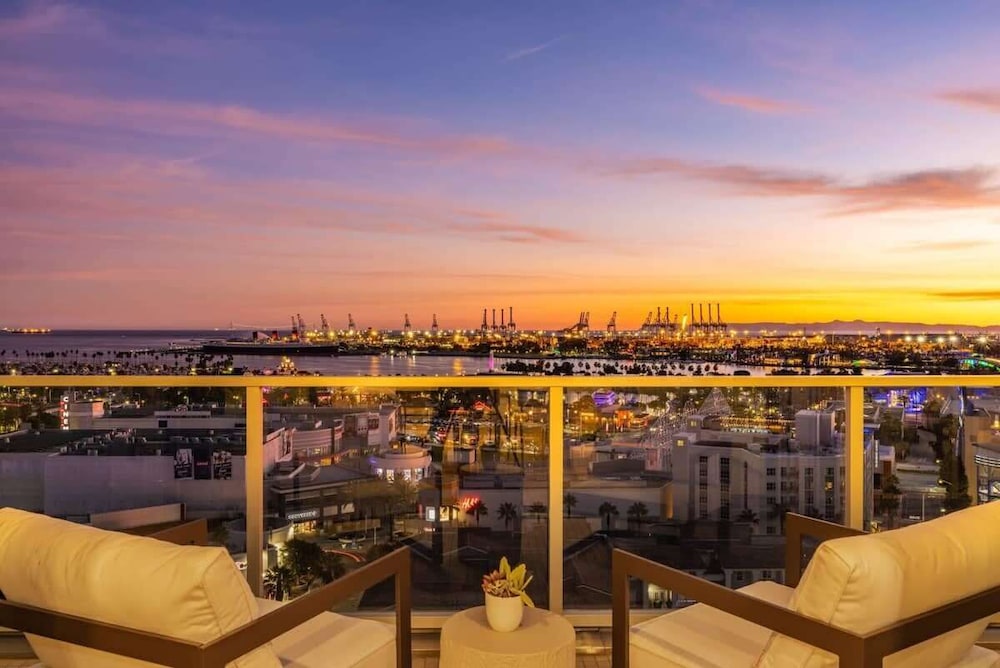 @ Marbella Lane Penthouse w City & Ocean Views — 4-Star Luxury Hotel in Long Beach, United States