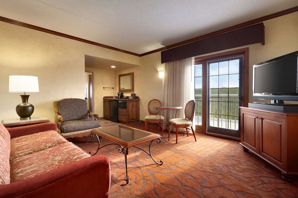 Chateau On The Lake Resort Spa and Convention Center - photo 16
