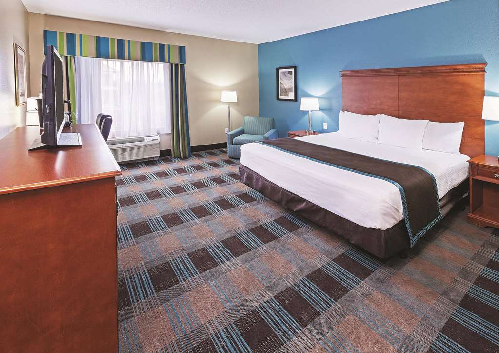 La Quinta Inn & Suites by Wyndham Houston Hobby Airport - photo 12
