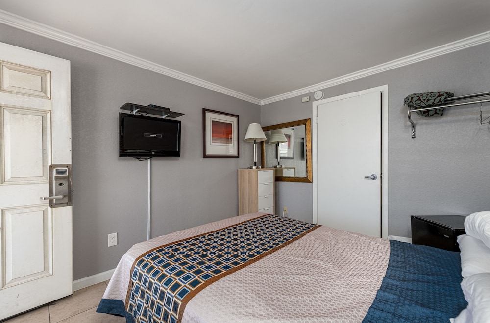 Boardwalk Hotel Charlee & Beach House Rentals - photo 16