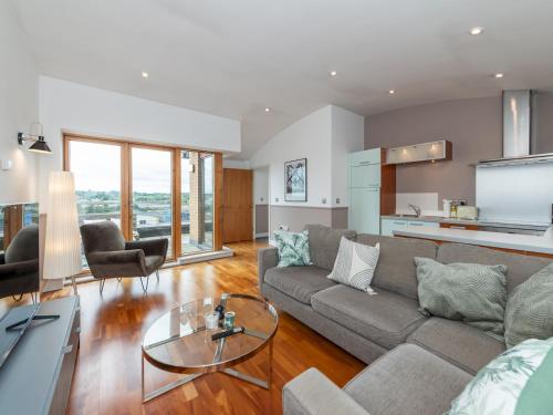 Newly built Top Floor Flat with Private Terrace Pass the Keys