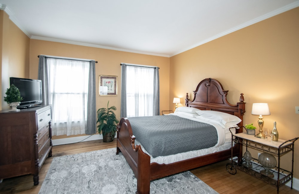 Looking Glass Inn - photo 26