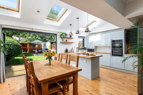 Charming Family Home with Stoves Garden & Parking — 4-Star Luxury Hotel in Bristol, United Kingdom