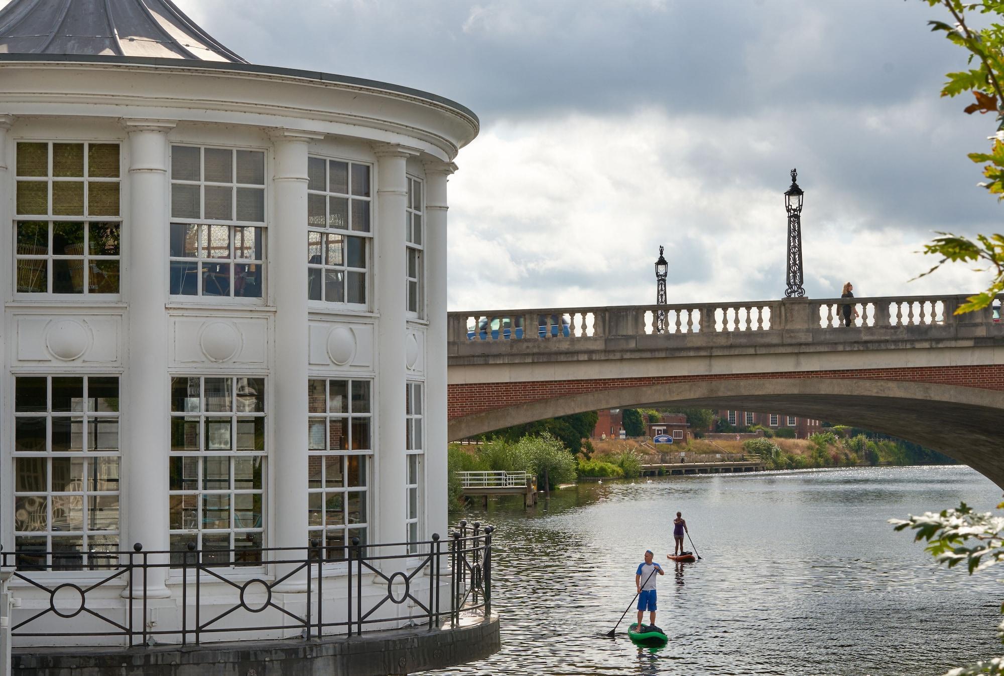 The Mitre Hampton Court — hotel in East Molesey