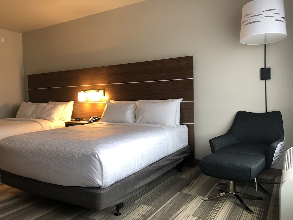 Holiday Inn Express & Suites Madison West Middleton - photo 9
