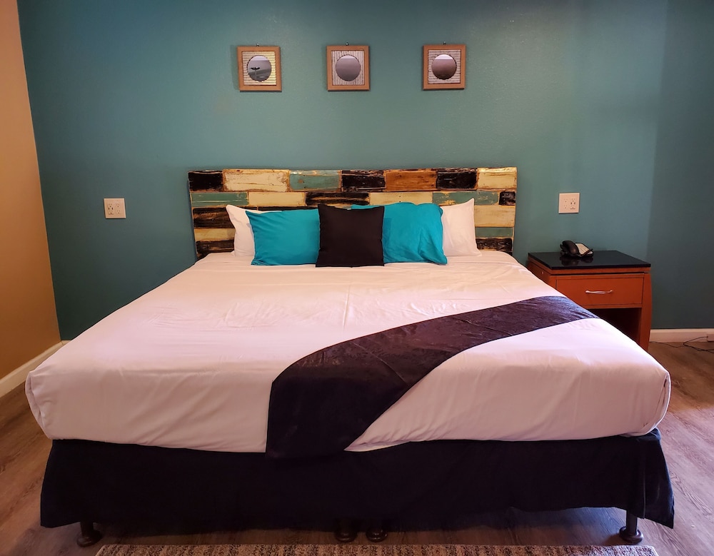 Pinecrest Inn & Suites - photo 2
