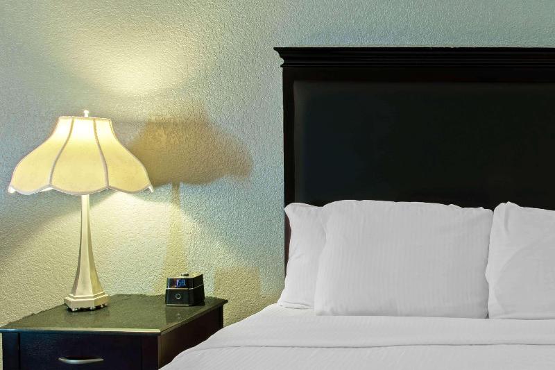 La Quinta Inn & Suites by Wyndham Mobile Tillman's Corner - photo 15